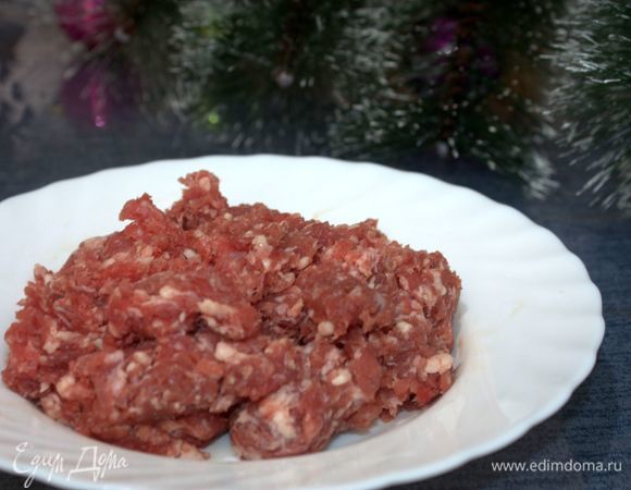 Для приготовления мясного теста в первую очередь возьмите говядину, нарежьте мясо на кусочки и пропустите через мясорубку.