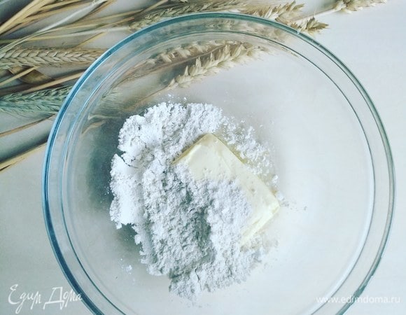 Добавляем размягченное сливочное масло и перемешиваем.