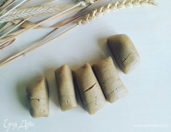 Делаем из теста колбаску и нарезаем ее на крупные куски.