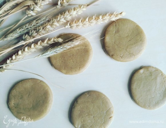 Формируем небольшие лепешки.
