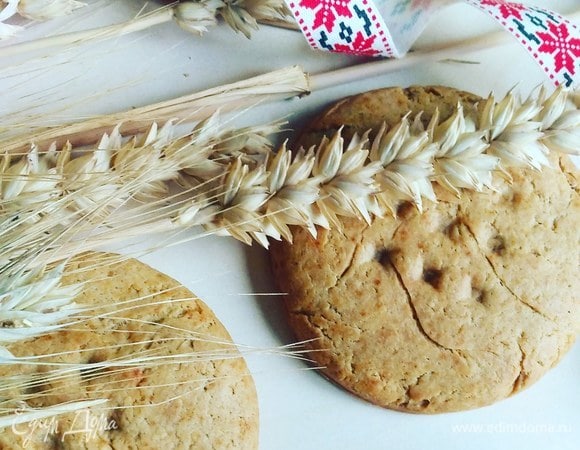 Выпекаем на бумаге в разогретой духовке 15–20 минут при 180°C. Приятного аппетита.