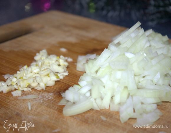 Далее нужно нарезать лук и чеснок.