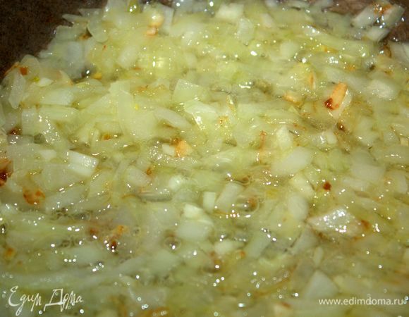 Лук с чесноком нужно поджарить в масле до прозрачности.