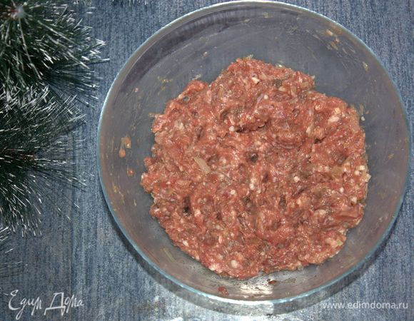 Далее необходимо смешать все ингредиенты для мясного теста до однородности (панировочные сухари нужно предварительно замочить в сливках на 8–10 минут).