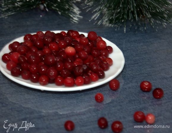 Далее подготовим начинку. Возьмем клюкву.