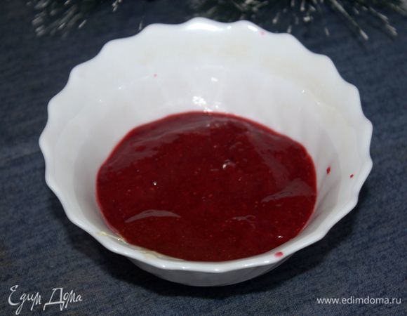 Пюрируем клюкву и добавим мед.