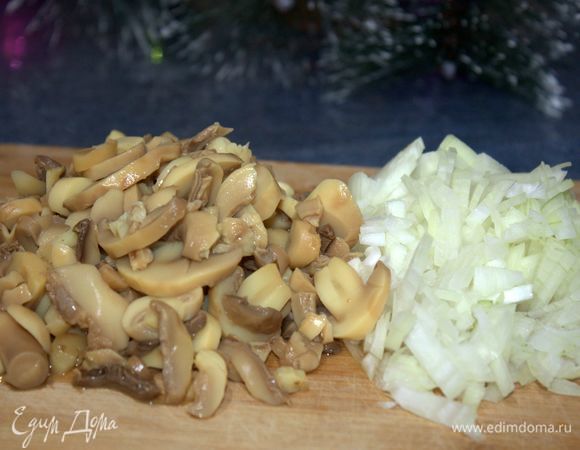 Далее нужно нарезать лук и грибы.