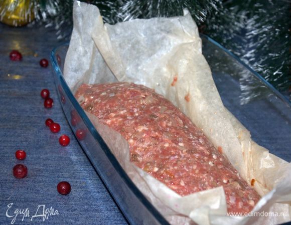 Поместим рулет в форму для запекания. Запекайте рулет в духовке при 180⁰С около 60 минут.