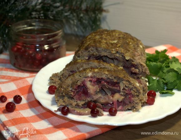 Затем выложить на блюдо и нарезать порционными кусками.