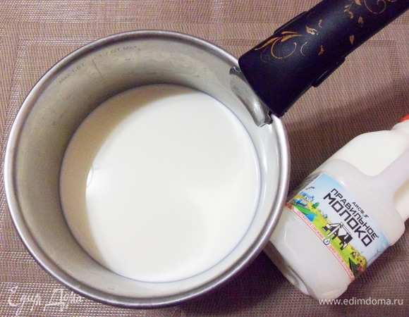 Молоко доводим до кипения, добавляем соль, сахар и всыпаем манную крупу.