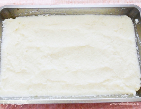 Выкладываем кашу в форму (у меня противень размером 28х18 см) слоем около 1,5 см. Даем остыть и затем убираем в холодильник до полного охлаждения (можно это сделать накануне).