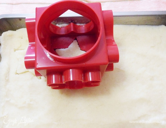 Из охлажденной манной каши формой вырезаем звездочки. У меня для этого имеется очень удобная форма - трансформер для вырубки печенья. Сегодня у меня — звездочки, завтра — сердечки или мишки, или цветочки, или кружочки, или смешные человечки!