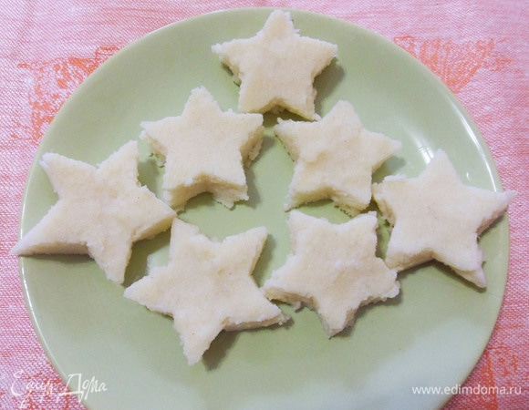 Подготовленные звездочки из манной каши.