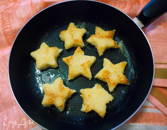 Обжариваем звездочки на сковороде на сливочном масле до румяной корочки.