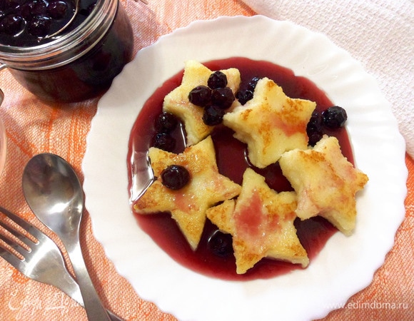 Готовые звездочки выкладываем на тарелку и поливаем любимым вареньем.