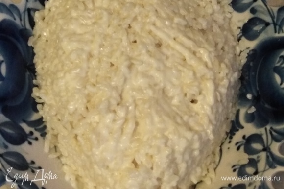 Рис отварить в подсоленной воде. Выложить в блюдо первым слоем, придать форму яйца. Смазать майонезом.