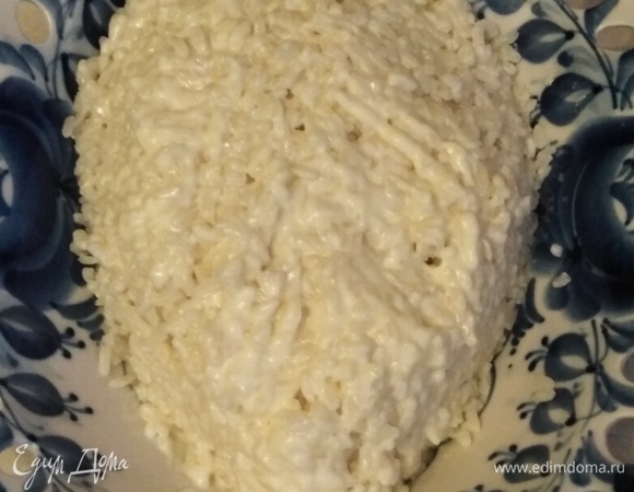 Рис отварить в подсоленной воде. Выложить в блюдо первым слоем, придать форму яйца. Смазать майонезом.