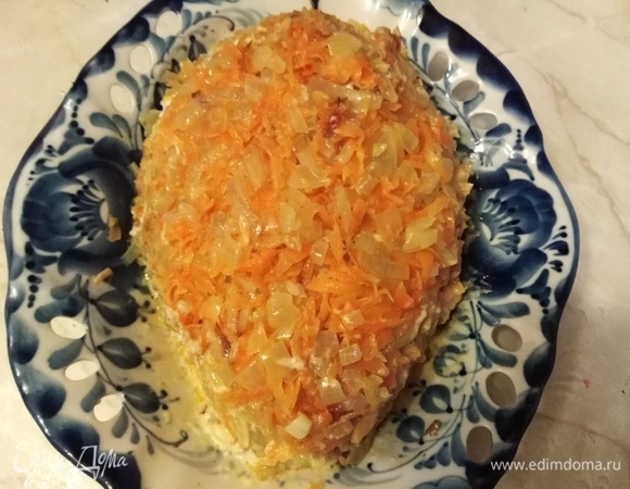 Лук нарезать. Морковь натереть на крупной терке. Обжарить на растительном масле. Пассерованные овощи выложить на шпроты.