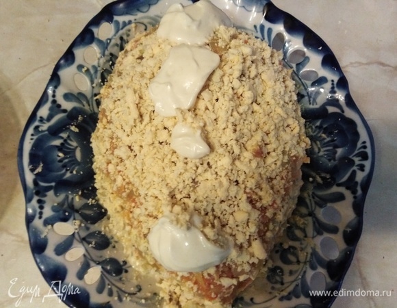 Яйца разделить на белки и желтки. Натереть на крупной терке. Желтки выложить слоем на овощи. Смазать майонезом.