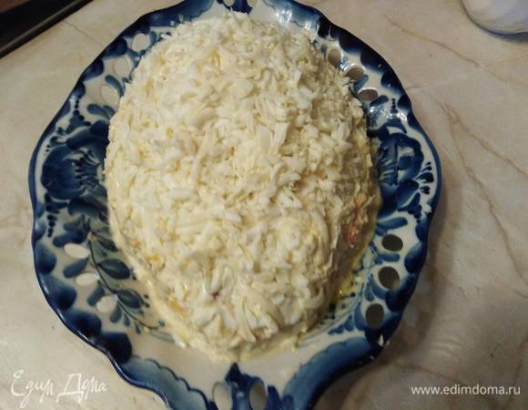 Поверх желтков выложить белки.