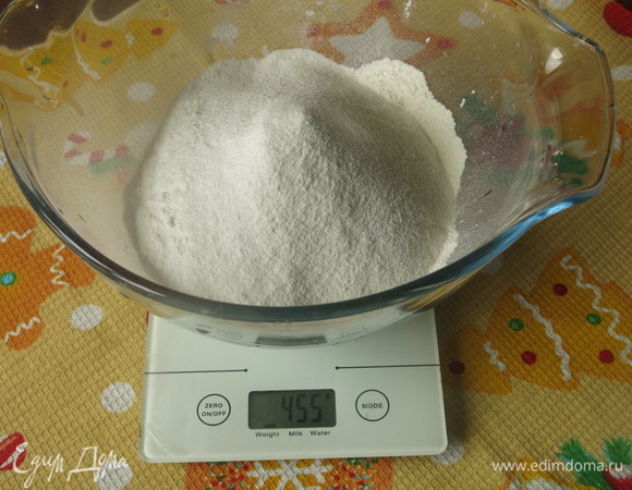 Смешиваем два вида муки.