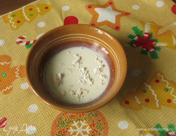 Дрожжи растворяем с 1 чайной ложкой сахара и муки в теплом молоке.