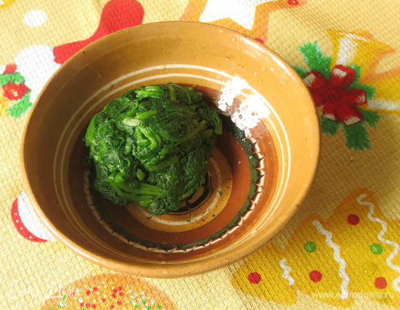 Шпинат варим, кладем шпинат в холодную воду, отжимаем. Перемалываем.
