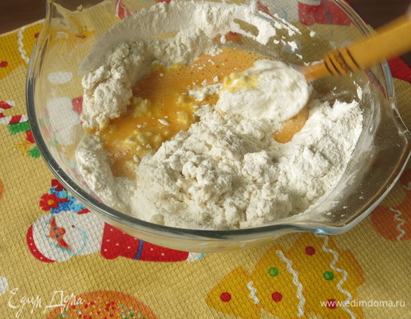 Размешиваем яйца, вливаем в тесто.