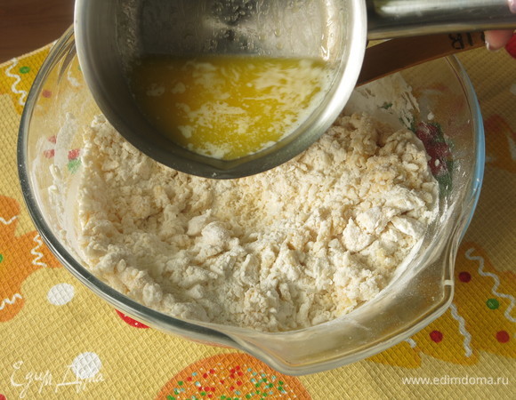 Растапливаем масло, вливаем. Всыпаем соль.