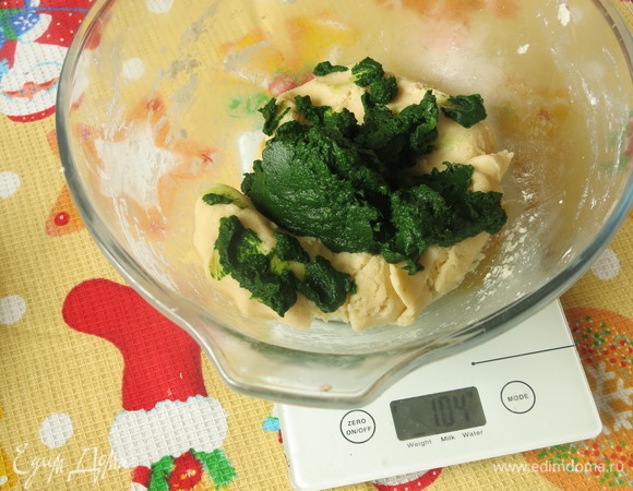 Добавляем шпинат в половину теста, всего 110–100 г массы. Добавляем 70 г муки.