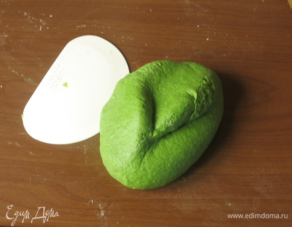 Вмешиваем шпинат в тесто.