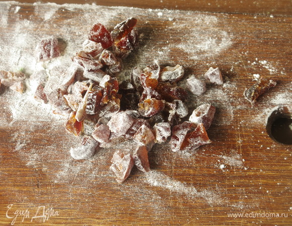 Нарезаем финики, обваливаем мукой.