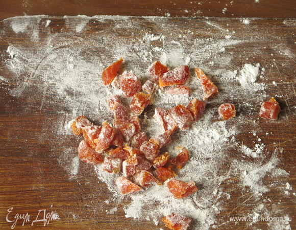 Нарезаем курагу.