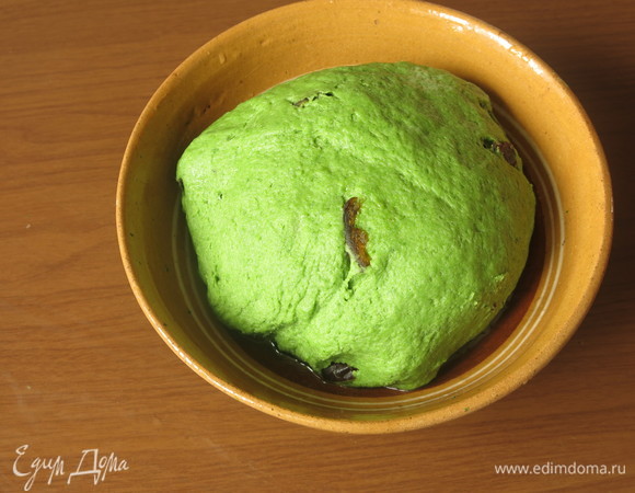 Вмешиваем фрукты в зеленое тесто. Даем тесту подрасти.