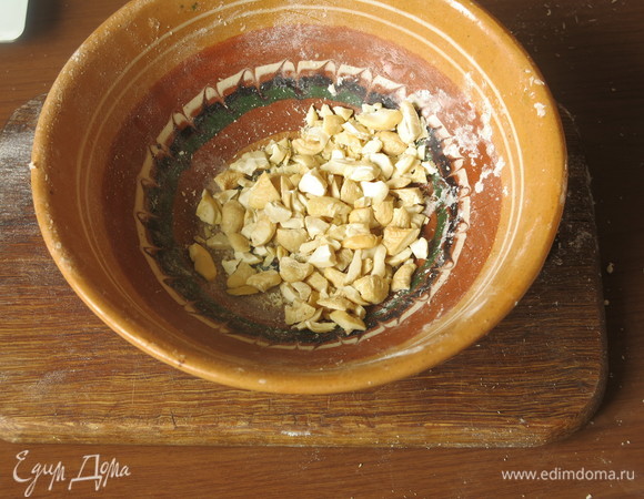 Нарезаем орехи. Количество добавок, можно и увеличить.