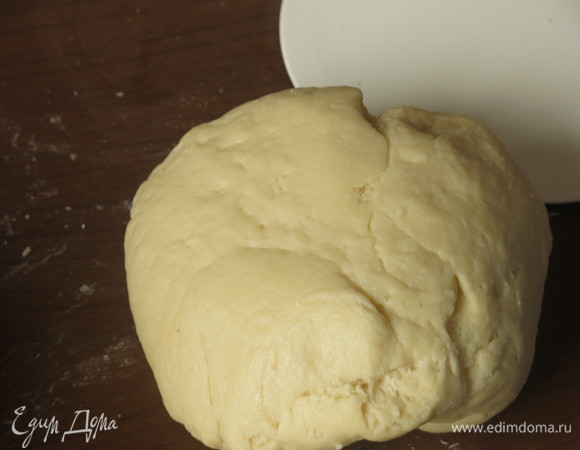 Вмешиваем в белое тесто 30 мл молока, 50 г муки и орехи.