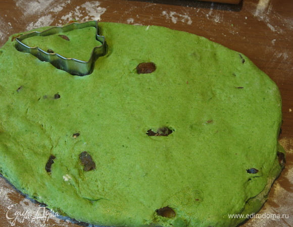 Раскатываем толстый пласт зеленого теста. Вырезаем формой елки.
