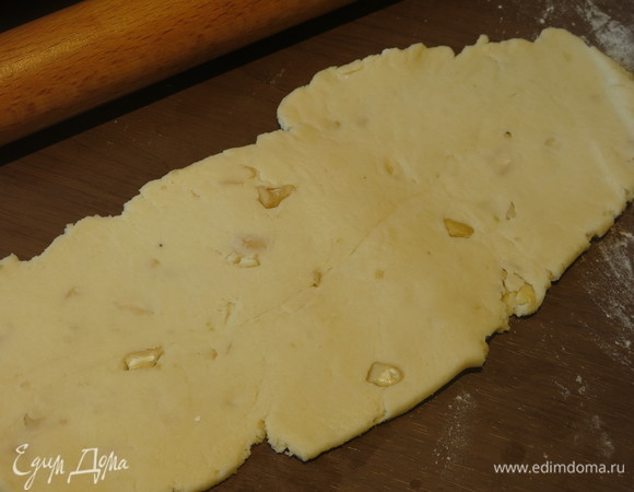 Раскатываем белое тесто, выкладываем в тесто в форму, сверху елки, заматываем елки белым тестом.