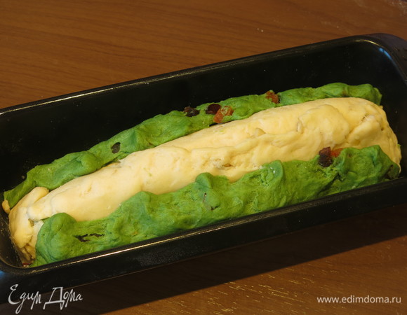 По краю выкладываем полоски зеленого теста. Даем подрасти 1 час.