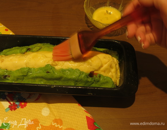 Смазываем желтком с молоком. Выпекаем 25–35 минут при 180°C.