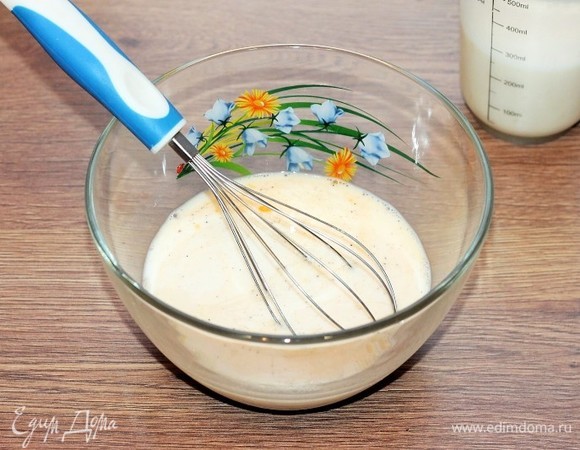 Влить половину молока и перемешать.