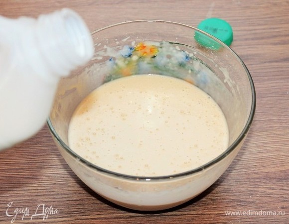 Влить оставшееся молоко и перемешать.