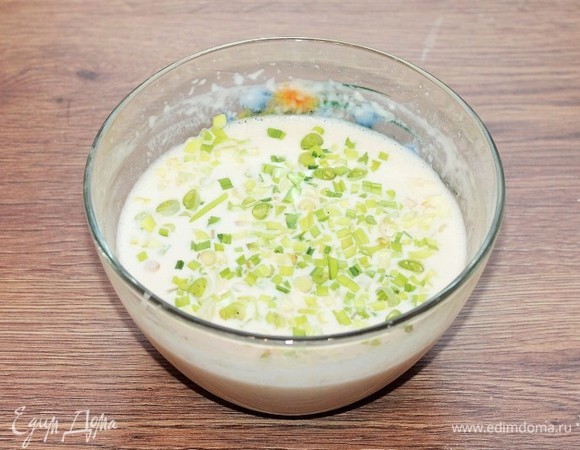 Добавить мелко нарезанный зеленый лук или зелень (укроп, петрушку) и еще раз перемешать. От себя, я добавила немного сухой приправы (0,5 ч. л. для пиццы), это по желанию.