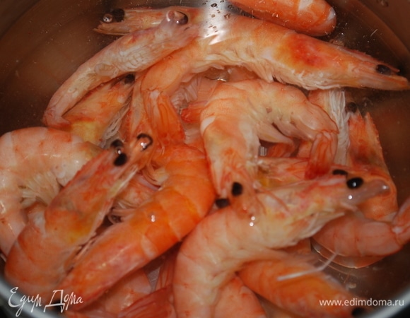 В одном литре воды отварите креветки, дайте им покипеть пару минут. Креветки достаньте и почистите от головы, панциря и черной кишки. Бульон оставьте.