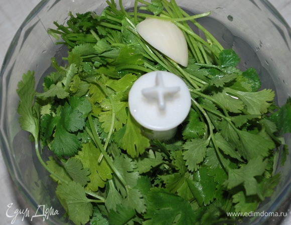Большой пучок свежей кинзы пробейте блендером вместе с одним зубчиком чеснока и оливковым маслом (10 г).