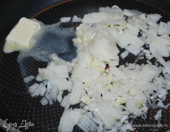Лук и три зубчика чеснока мелко порежьте. В сотейнике или сковороде разогрейте 20 г. сливочного масла и 30 г. оливкового масла, на небольшом огне обжарьте чеснок и лук до легкого аромата.
