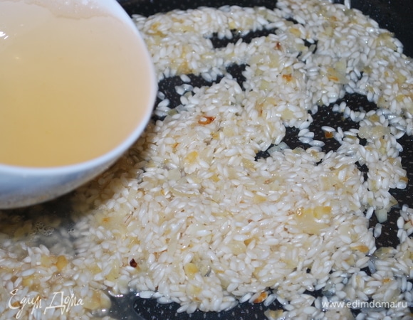 Влейте горячий бульон из-под креветок, примерно 200 г.