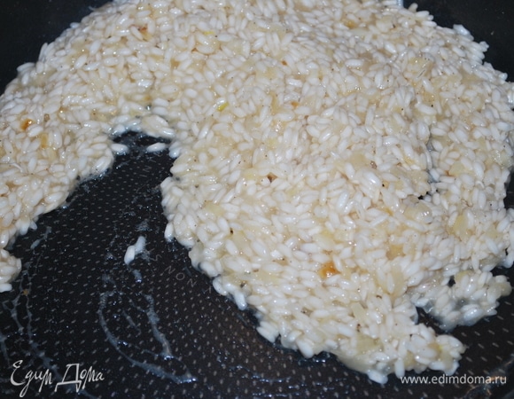 Мешайте пока бульон не выпарится, снова влейте бульон, примерно 200 г. Продолжайте таким образом готовить, пока рис не дойдет до состояния аль денте. Это займет примерно 20–25 минут. Бульон добавляйте понемногу, чтобы рис впитывал всю воду и в тоже время не разварился сильно (бульона примерно уйдет 800–900 г).