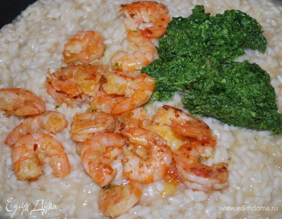 Как рис дойдет до состояния аль денте, выложите к рису креветки и зеленую пасту из кинзы, оливкового масла и чеснока.