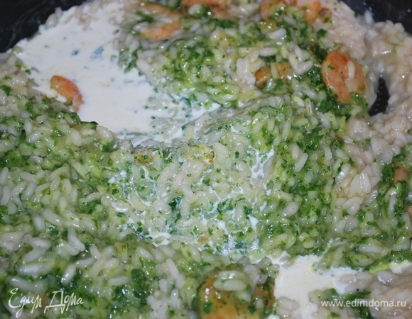 Добавьте сливки (у меня сливки 10%). Добавьте черный перец и отрегулируйте соль по своему вкусу. Все хорошо перемешайте, добавьте пармезан.